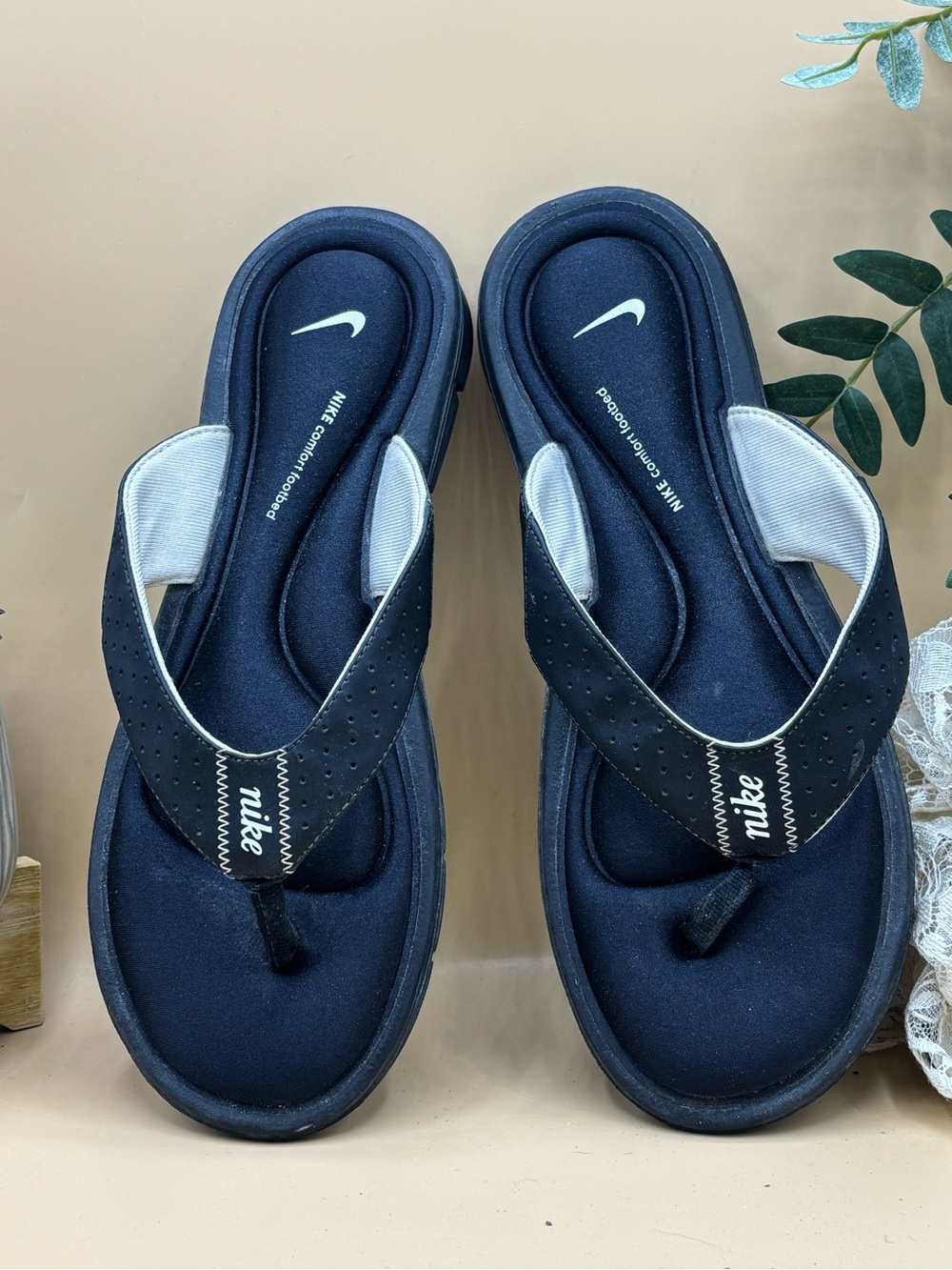 Nike Women’s Comfort Footbed Flip Flop Sandals Black White Size 10 Cushioned